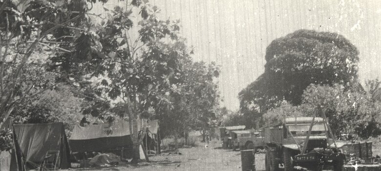 ${folderTitle} 10: Gabon 1952; jeep Wyllis et dodge 4x4 et 6X6 (le 6X6 était le véhicule préféré de mon père) ${