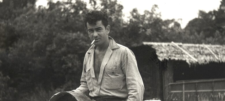 ${folderTitle} 12: Gabon 1952; Mon père André cortiez avec la peau du serpent qu’il avait tué ${