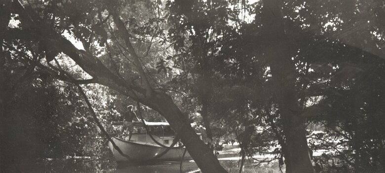 ${folderTitle} 17: Gabon 1952; la mission était équipée de pinasse du bassin d’Arcachon. Leur faible tirant d’eau leur permettaient de remonter les affluents de l’Ogooué....