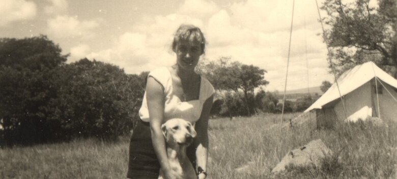 ${folderTitle} Madagascar vers 1952; Au camp - le chien ${