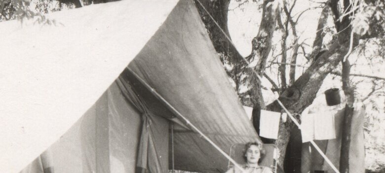 ${folderTitle} Madagascar vers 1952; Au camp - Tout confort ${