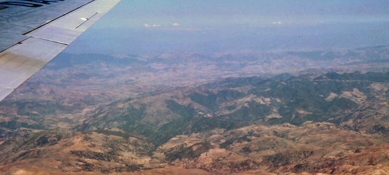 ${folderTitle} 02: Vue d'avion, terrain très difficile ${