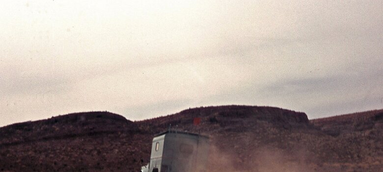 ${folderTitle} 13: Camion labo sur la piste ${
