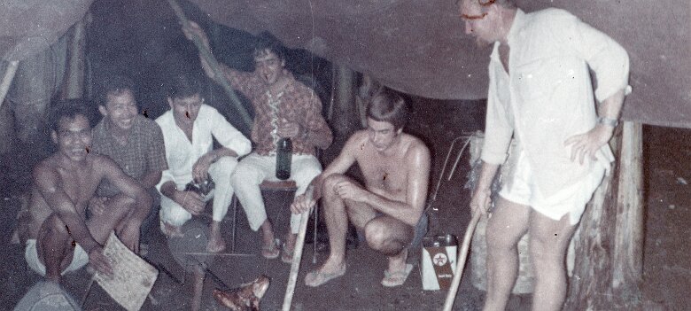 1970-1971-Indonesie_Jawa_autour_du_brasier-PL 1970-1971 Indonésie, Jawa - Par Pierre Lauro autour du brasier ${fileName} © Pierre Lauro