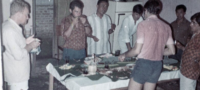 1970-1971-Indonesie_Jawa_autour_du_mechoui-PL 1970-1971 Indonésie, Jawa - Par Pierre Lauro Autour du méchoui ${fileName} © Pierre Lauro