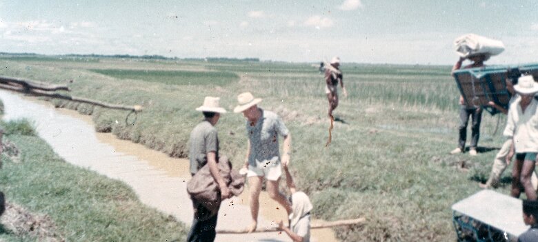 1970-1971-Indonesie_Jawa_traverser_le_kali-PL 1970-1971 Indonésie, Jawa - Par Pierre Lauro traverser le kali ${fileName} © Pierre Lauro