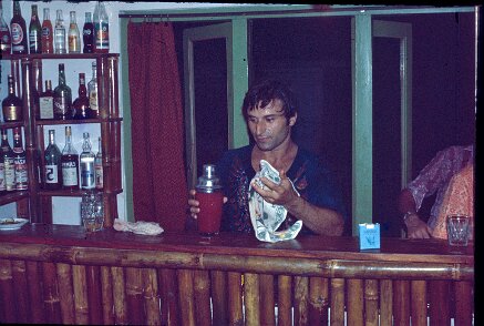 1970-1971: Indonésie Le bar avec Galateau ${