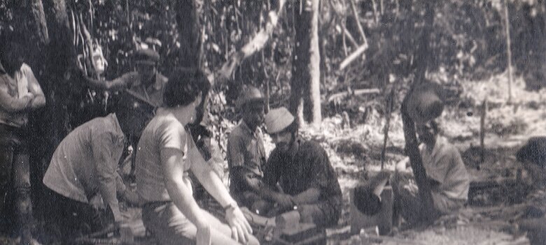 1970-Irian_Kalimantan_Sangata_au_labo-PL 1970 Indonésie, Kalimantan, Sangata - Par Pierre Lauro au labo ${fileName} © Pierre Lauro