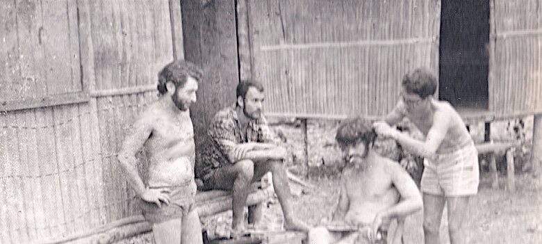 1970-Irian_Kalimantan_Sangata_chez_le_coiffeur-PL 1970 Indonésie, Kalimantan, Sangata - Par Pierre Lauro chez le coiffeur ${fileName} © Pierre Lauro
