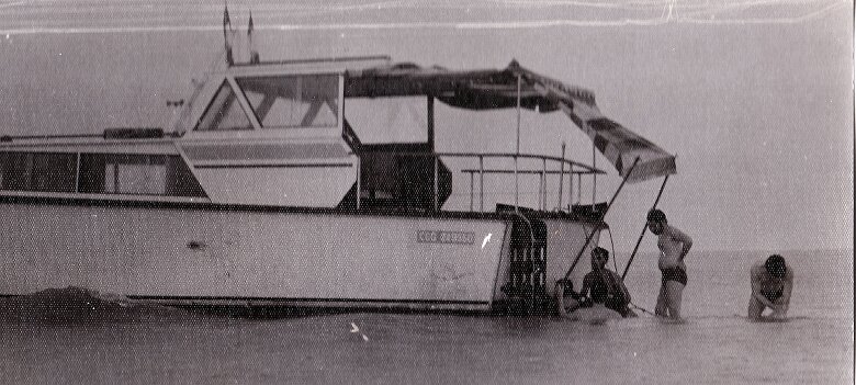 1970-Irian_Kalimantan_Sangata_plante-PL 1970 Indonésie, Kalimantan, Sangata - Par Pierre Lauro le bateau est planté ${fileName} © Pierre Lauro