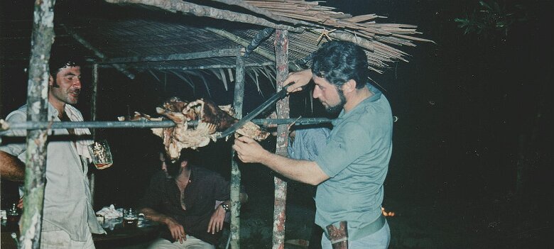 1972-Indonesie_Sabah_Tanbisan_mechoui-PL 1972-Indonesie_Sabah_Tanbisan_le_mechoui-PL.pdf= 1972 Indonésie, Sabah, Tanbisan - Par Pierre Lauro Le méchoui ${fileName} © Pierre Lauro