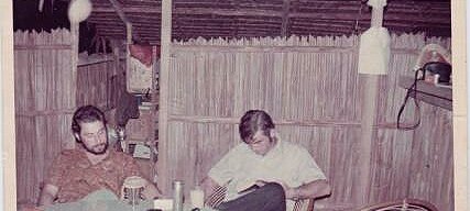 1972-Indonesie_Sabah_Tanbisan_moment_de_detente-PL 1972 Indonésie, Sabah, Tanbisan - Par Pierre Lauro moment de détente ${fileName} © Pierre Lauro