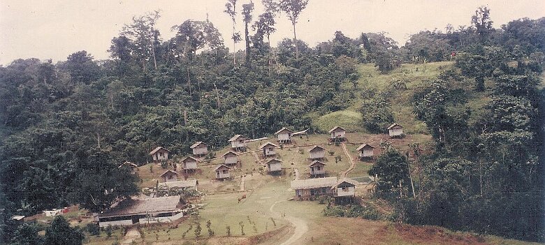 1973-1974-Indonesie_Irian-Jaya_Bintuni_cgg_camp-PL 1973-1974 : Indonésie, Irian Jaya, Bintuni - Par Pierre Lauro ${fileName} © Pierre Lauro