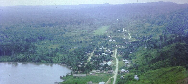 1974-Indonesie_Irian-Jaya_PICT0160-PL Indonésie, Irian Jaya, camp de Bintuni - Par Pierre Lauro ${fileName} © Pierre Lauro