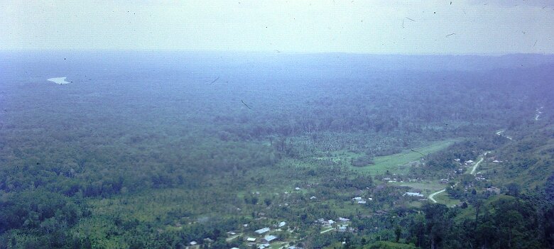 1974-Indonesie_Irian-Jaya_PICT0161-PL Indonésie, Irian Jaya, camp de Bintuni - Par Pierre Lauro ${fileName} © Pierre Lauro