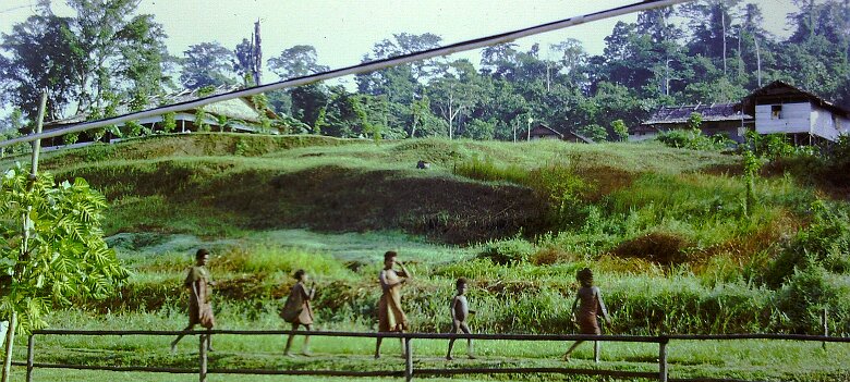 1974-Indonesie_Irian-Jaya_PICT0164-PL Indonésie, Irian Jaya, camp de Bintuni - Par Pierre Lauro ${fileName} © Pierre Lauro