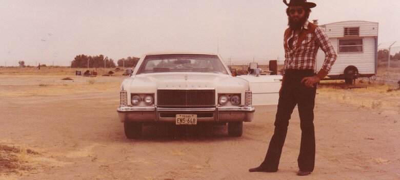 Coalinga CA 1981 00 André Mariage et la voiture de Pascal Odent à Coalinga CA. ${