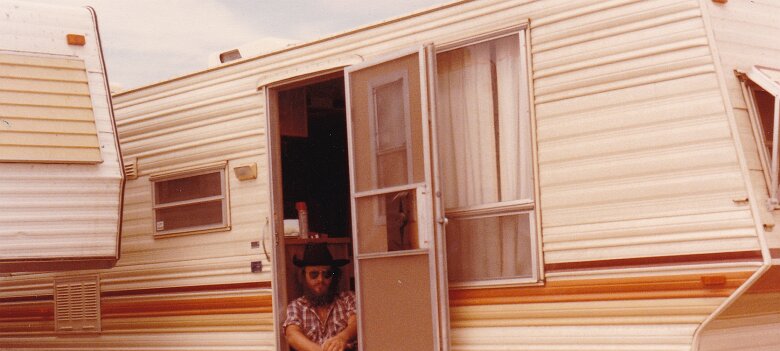 Coalinga CA 1981 02 André Mariage et trailer de Pascal Odent à Coalinga CA. ${