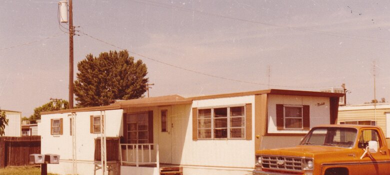 Lemoore CA No 07 1981 00 Pickup et mobilhome de René Stèque à Lemoore CA. ${