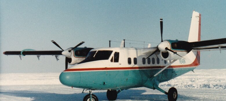 Mission Prudhoe Bay AK 404 05 13 André Mariage devant l'avion de liaison Artic Ocean AK mars 1982 ${