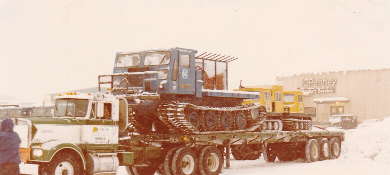 Mission Prudhoe Bay AK 404 05 13 A Fairbanks en janvier 1982 - Le convoi prêt pour la Dalton Highway ${