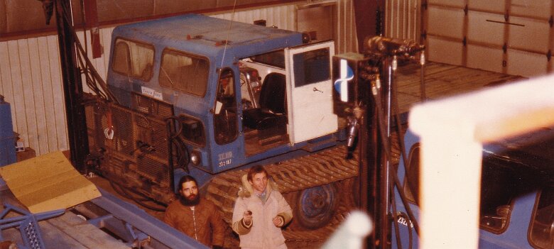 Mission Prudhoe Bay AK 404 05 13 Alain Lamy à Fairbanks dans l'atelier de préparation à Fairbanks en décembre 1981 ${