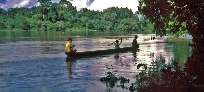 1986: Indonésie par Arnaud Bouvet Enfants sur la Mahakam ${