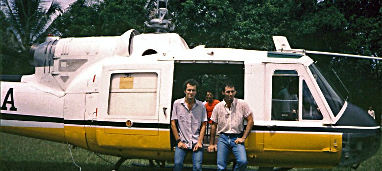 1986: Indonésie par Arnaud Bouvet Moi même à gauche avec un pros Indonésien dont je ne me souviens plus du nom ${