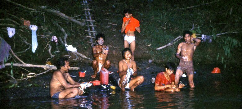 1986: Indonésie par Arnaud Bouvet La douche du soir ${