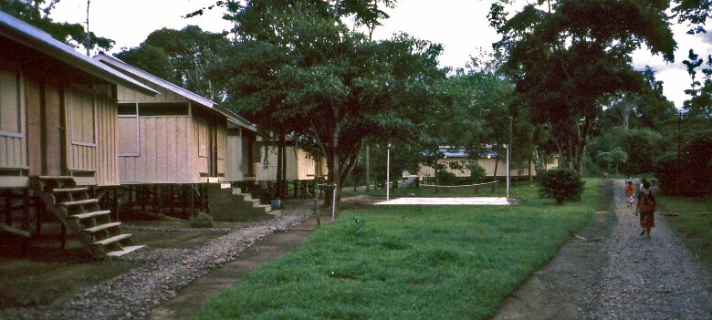 1986: Indonésie par Arnaud Bouvet Notre Base Camp ${