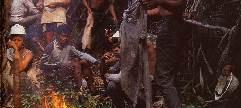 1986: Indonésie par Arnaud Bouvet Article du magazine GRANDS REPORTAGES ${