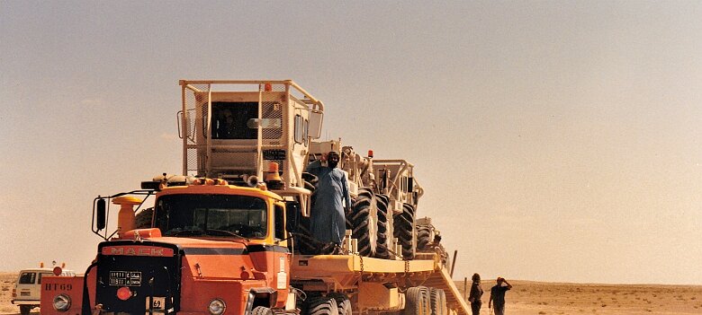 Mission 250 32 06 Oman en 1986 chargement des vibros ${