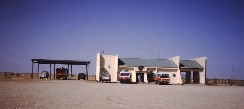 1987: Oman par Jacques Bernaux aéroport PDO à Nimr; à gauche, un véhicule des pompiers et des minibus ONTC pour transporter le personnel aux camps PDO ${
