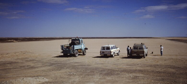 1987: Oman par Jacques Bernaux à l'aéroport de XXX, un Mol, et deux Toyota attendent un vol PDO, on reconnait Baby Matthai et à droite Alex K. Mathews; on reconnait la radio posé sur le sol,...