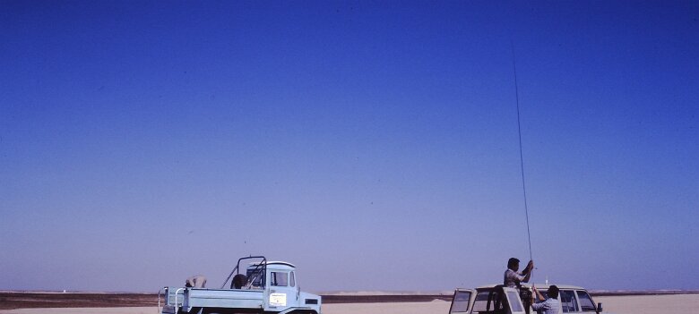 1987: Oman par Jacques Bernaux l'aéroport de Qafa, avec à droite le station Wagon et le montage de l'antenne radio pour liaison avec le Fokker; Baby Mathai et Alex K. Mathews s'en chargent;...
