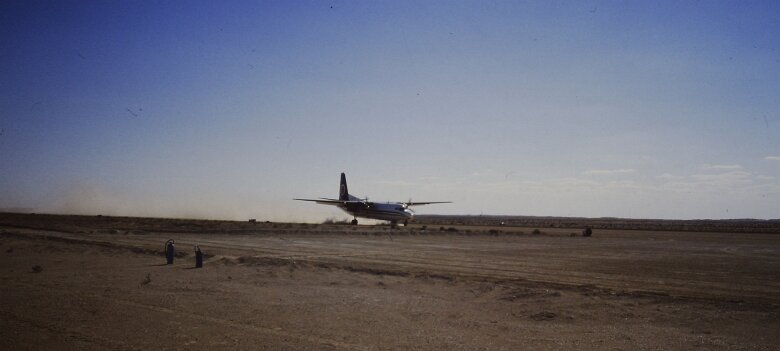 1987: Oman par Jacques Bernaux le Fokker PDO à Ghuwaisham airstrip, proche de la zone de garage; noter les deux extincteurs ${