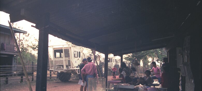 1989: Thaïlande par Gérard Gadaud 1989, 1ère mission vibro CGG en Thaïlande; Bernard Roubert parlemente ${
