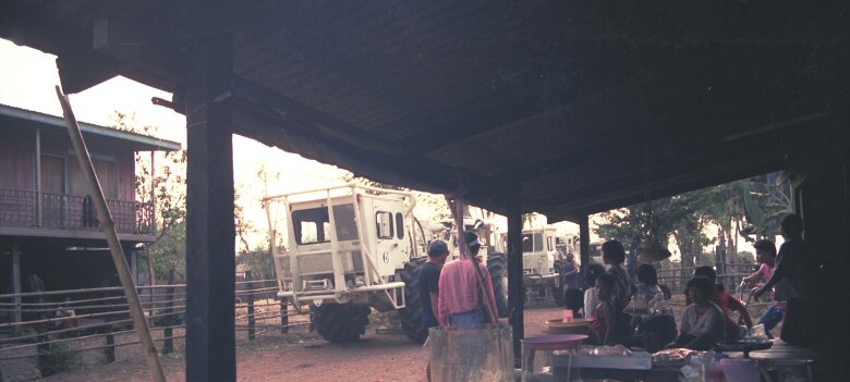 1989: Thaïlande par Gérard Gadaud 1989, 1ère mission vibro CGG en Thaïlande; Bernard Roubert parlemente ${