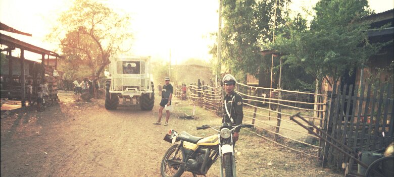 1989: Thaïlande par Gérard Gadaud 1989, 1ère mission vibro CGG en Thaïlande; Bernard Roubert et un policier assurent l'ordre ${