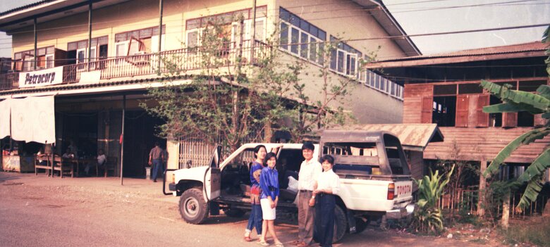 1989: Thaïlande par Gérard Gadaud 1989, 1ère mission vibro CGG en Thaïlande; Devant le Bureau de la mission; Lek (computing girl), Toum (secrétaire), Somchai (camp boss) et sa femme ${