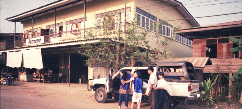 1989: Thaïlande par Gérard Gadaud 1989, 1ère mission vibro CGG en Thaïlande; Devant le Bureau de la mission; Lek (computing girl), Toum (secrétaire), Somchai (camp boss) et sa femme ${