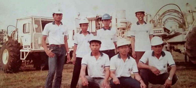 1989: Thaïlande par Gérard Gadaud 1989, 1ère mission vibro CGG en Thaïlande; L'équipe de chauffeurs vibros ${