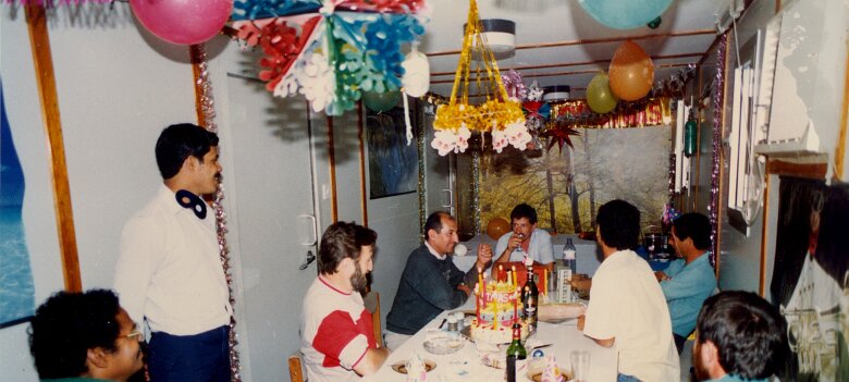 1989: Oman par Jacques Bernaux, Gérard Gadaud Oman, Noël 1989 (photo ?) Baby Matthai; camp boss, serveur indien de SOCAT, Gérard Gadaud, Nelson Sadirac, Lazareff, Ouhani, Mohamed Berahal, Christian Marsan...