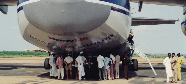 Mission 337 43 56 - Niamey Niger 1992 10 Qu'il fait bon se reposer à l'ombre d'un Antonov !!! ${