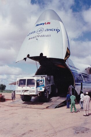 Déménagement complet de la mission par Antonov vers l'Algérie Mission 337 43 56 - Chargement Antonov août-sept 1992 ${"Fichier: "|fileName} © André Mariage