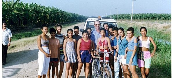 1997: Cuba par Philippe Henninger Madillac à Cuba en 1997. Heureux comme un poisson dans l’eau Christian ! (ou comme un coq dans l’arène…) ${