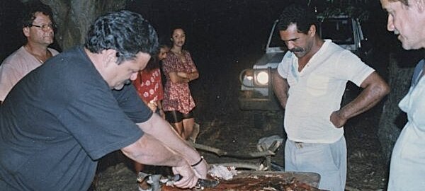 1997: Cuba par Philippe Henninger Giacomin avec les cubains en train de couper le cochon ${