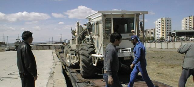 1998-1999: Mongolie par Alain Jamet et Christian Madillac Juin 1998, Mongolie région Zunbayan, démarrage de la mission 243 31 74 ${