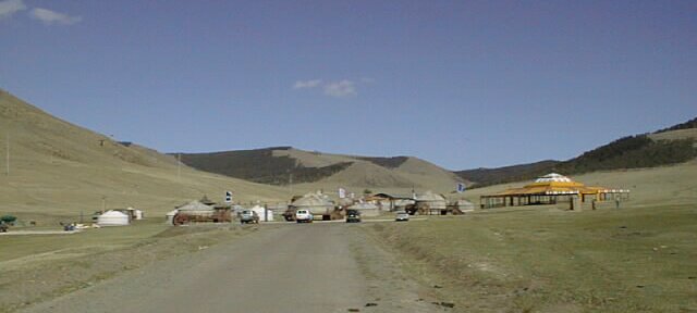 1998-1999: Mongolie par Alain Jamet et Christian Madillac Juin 1998, Mongolie région Zunbayan; Village de yourtes ${