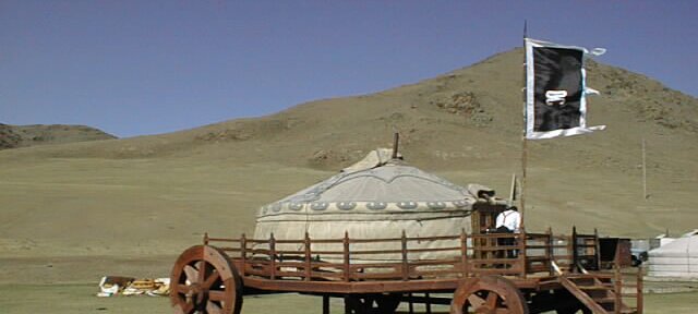 1998-1999: Mongolie par Alain Jamet et Christian Madillac Juin 1998, Mongolie région Zunbayan; Village de yourtes ${